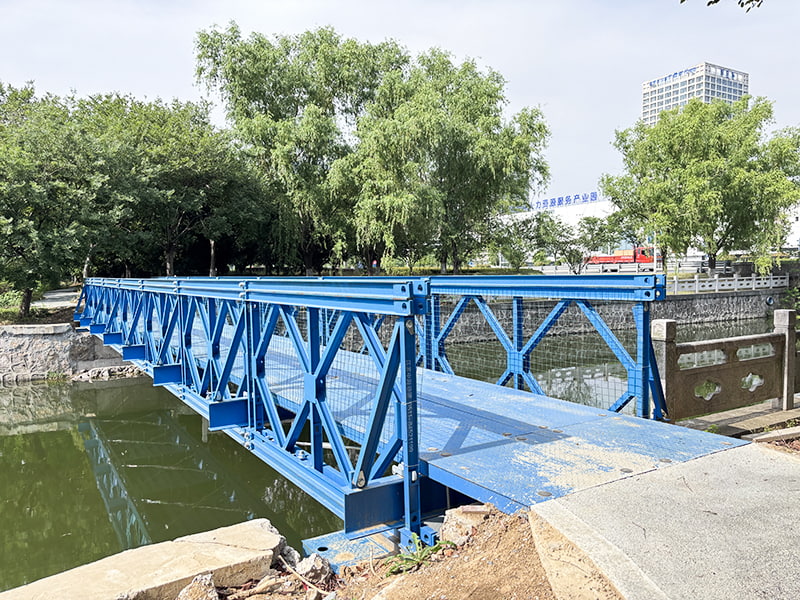 24 metra dugačak, plavo obojen antikorozivni, jednoredni, jednoslojni ojačani pješački most Bailey